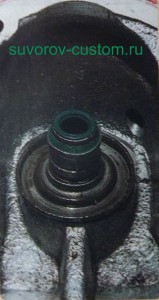 Запрессованная жигулёвская втулка в головку оппозита, и сальник клапана.
1 - пружины от Ауди, 2 - сухарики клапана от Ауди и проточки на клапане для них.