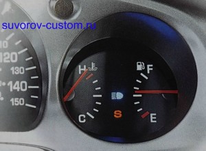 Указатель температуры слева, и указатель бензина справа.