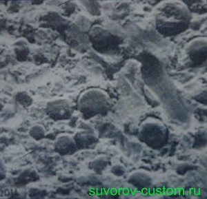 Фотография вкрапления шариков во вкладыш, увеличенная в 1000 раз с помощью электронного микроскопа.